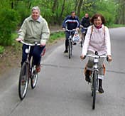 Zwei Frauen und zwei Männer mit dem Fahrrad unterwegs bei einem Ausflug